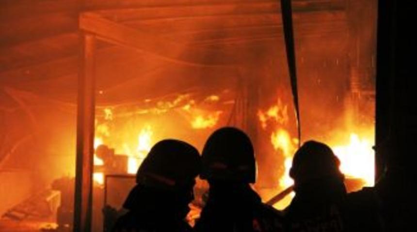 Adana'da Şalgam Fabrikası Yandı