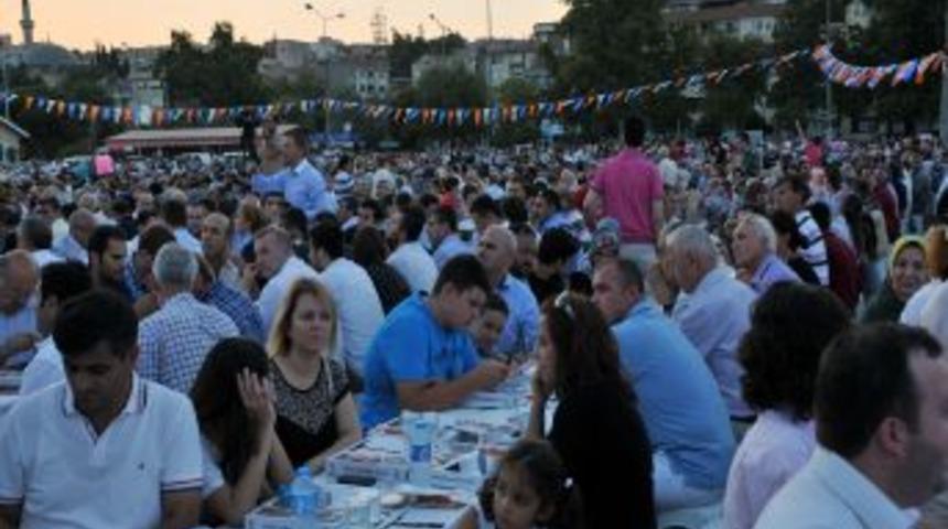 Tekirdağlılar AK Parti Iftarında Bir Araya Geldi