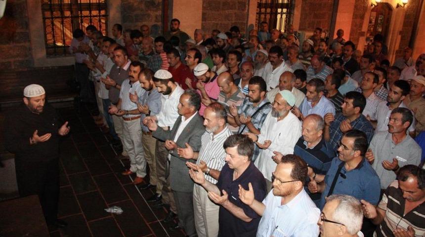 Mısır'da Demokrasi Yanlılarına Ateş A&ccedil;ılması