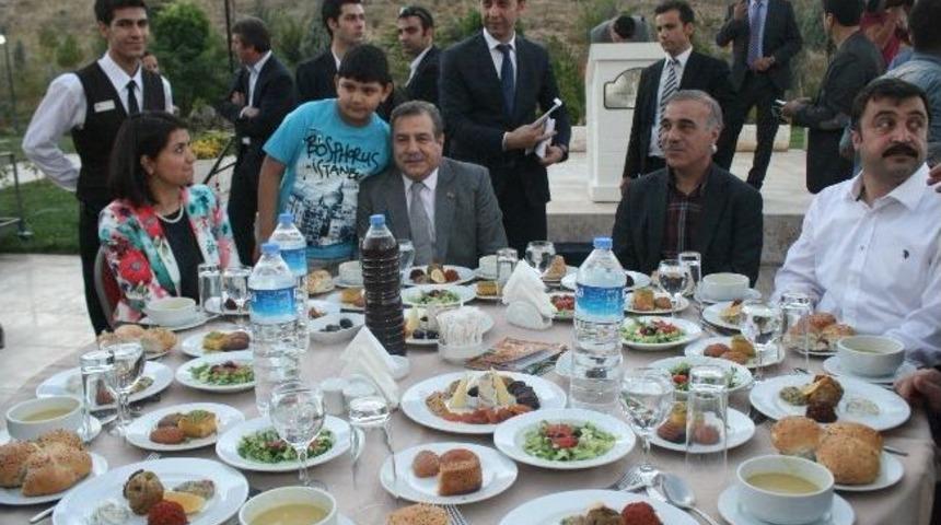 İ&ccedil;işleri Bakanı G&uuml;ler Mardin&rsquo;de İftara Katıldı