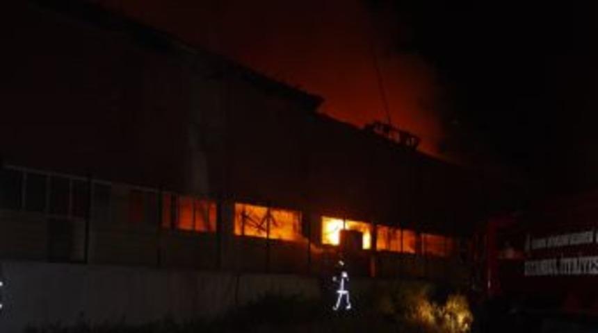 Ayakkabı fabrikası yandı