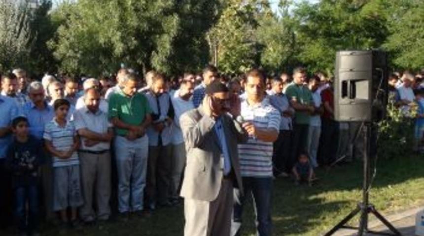 Mısır'da &Ouml;lenler I&ccedil;in Batman'da Gıyabi Cenaze Namazı Kılındı