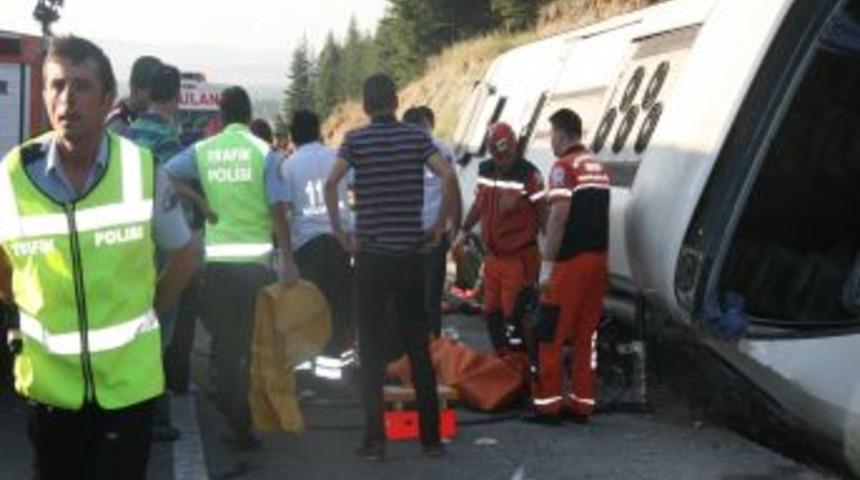 Afyon'da trafik kazası: 3 &ouml;l&uuml;, 20 yaralı