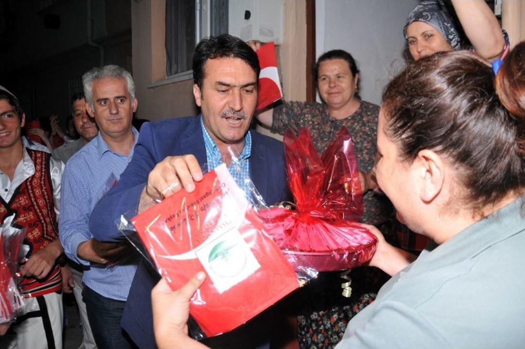 Mahalleli, Balkan Ezgileri Ile Sahura Kalktı