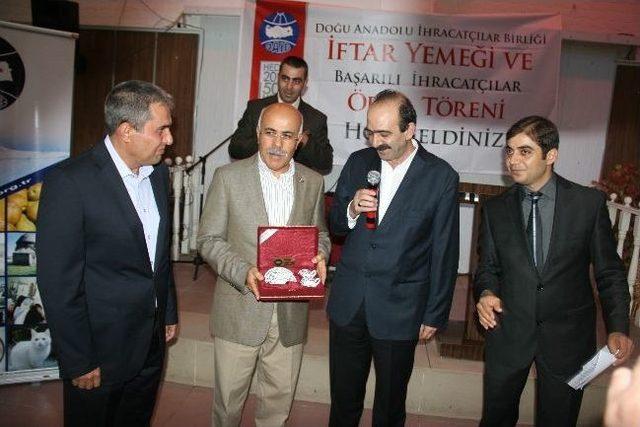 Daib'tan Başarılı Iğdırlı İhracatçılara Plaket