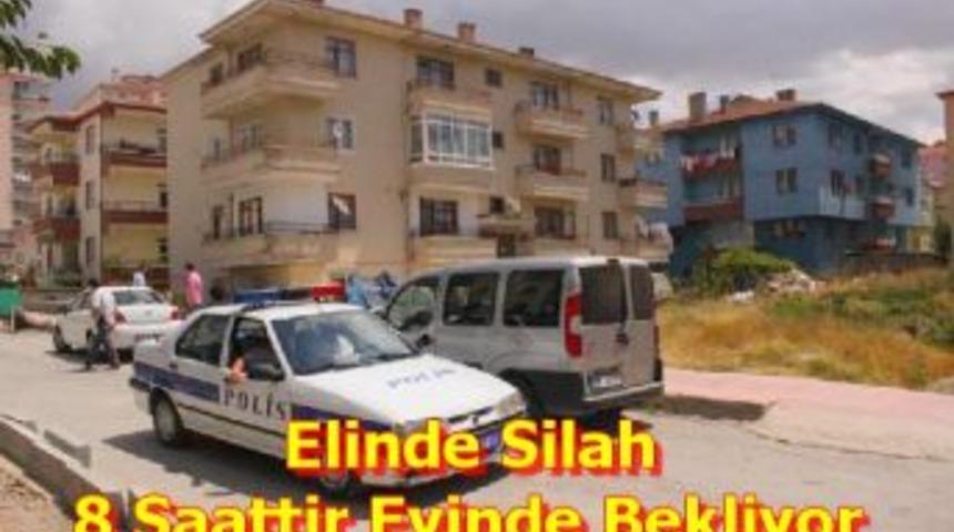Elinde Silah 8 Saattir Evinde Bekliyor