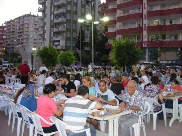 Mhp Çukurova İlçe Teşkilatı Halka İftar Verdi