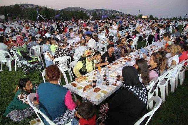 Romanlar Sekapark'ta İftar Açtı