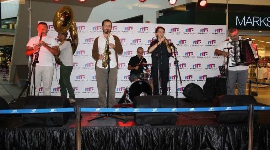 Forum Kayseri'de Kolektif İstanbul Konser Verdi