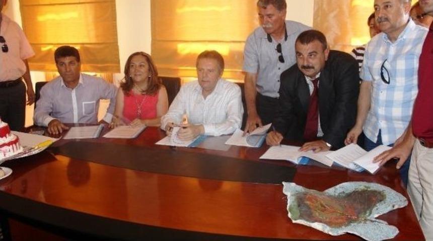 Ayvalık&rsquo;ta Belediye Memurları Sevin&ccedil;li