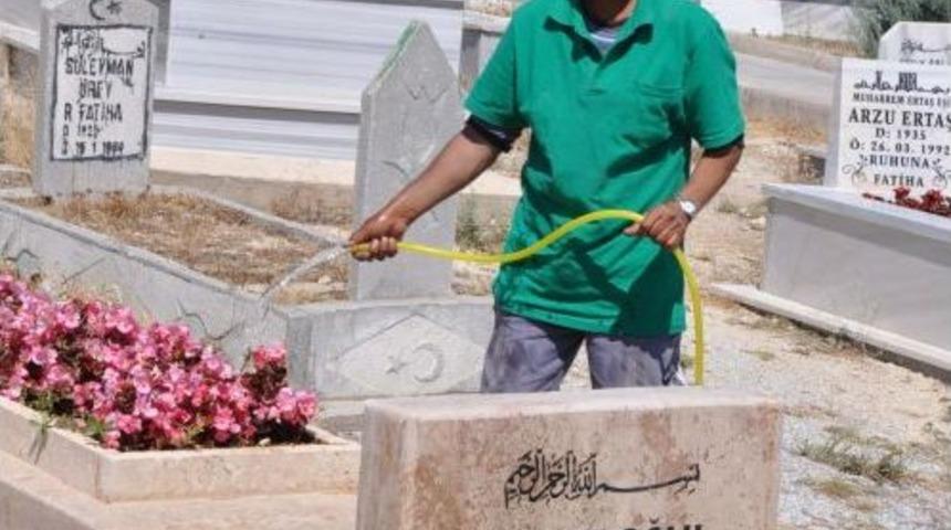 Neşet Ertaş'ın Mezarını Kardeşi Ali Ertaş Bakıyor