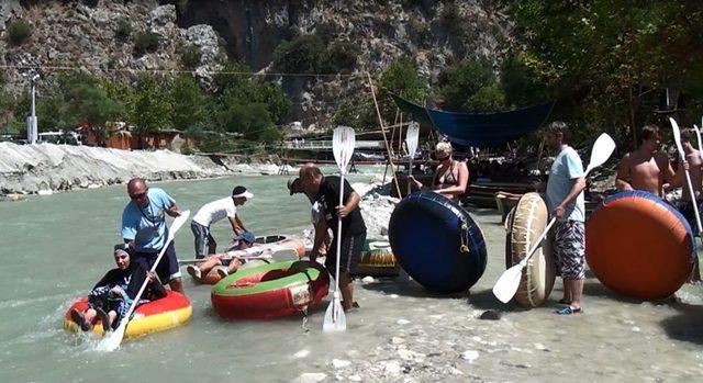 Turistlerin Yeni Eğlencesi Rafting Ve Çamur Banyosu Oldu