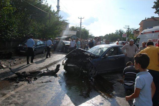 Sapanca'da Trafik Kazası: 3 Yaralı