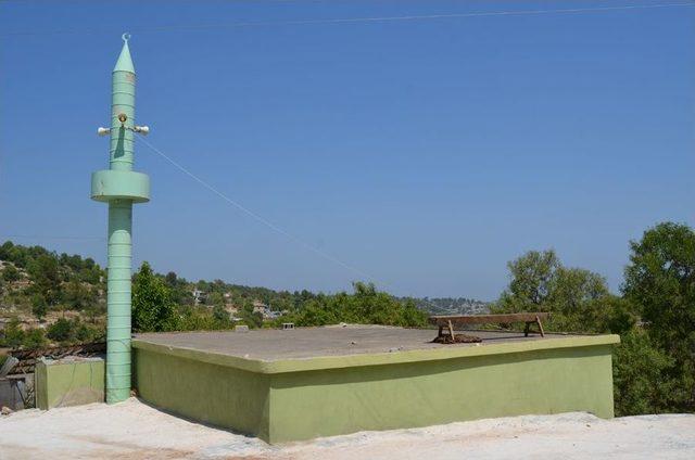 Mazot Varilinden Yapılan Cami Minaresi Dikkat Çekiyor