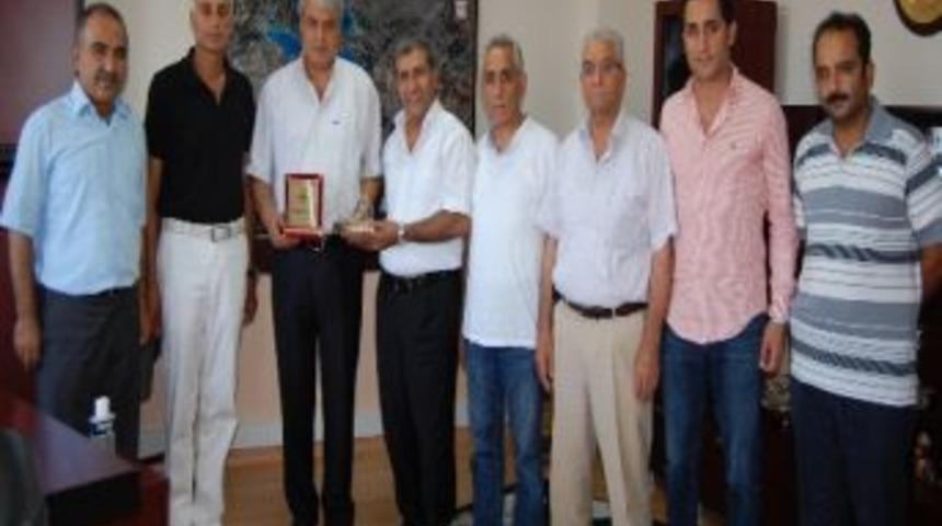 Şanlıurfalılar Derneği&rsquo;nden Erguvan&rsquo;a Plaket