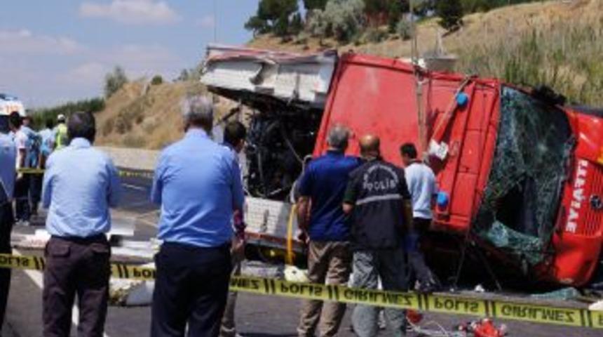 Yangın Ihbarına Giden Itfaiye Aracı Kaza Yaptı: 2 Itfaiyeci &Ouml;ld&uuml;