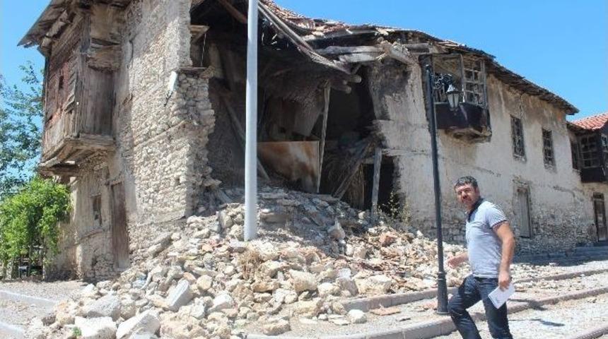 Beyşehir&rsquo;de Tescilli Yapılar Yıkılıyor, Tarih Yok Oluyor