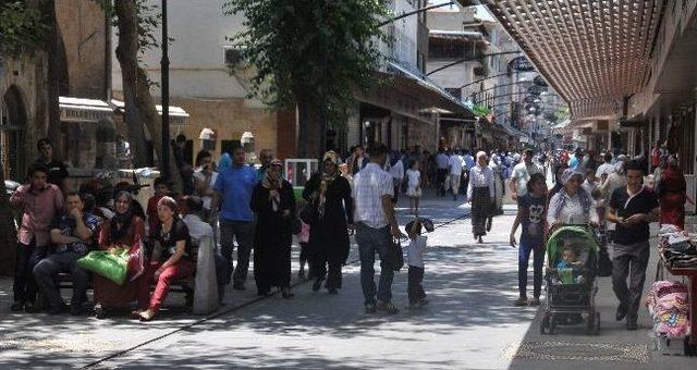 Gaziantep'te Bayram Alışverişleri Hareketli Başladı