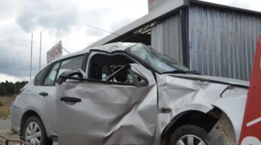 Akdağmadeni&rsquo;nde Tarfik Kazası:1 &Ouml;l&uuml;, 4 Yaralı