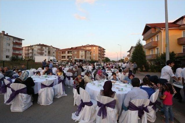 Serdivan Bahçelievler Mahallesinde İftar Sofraları Kuruldu