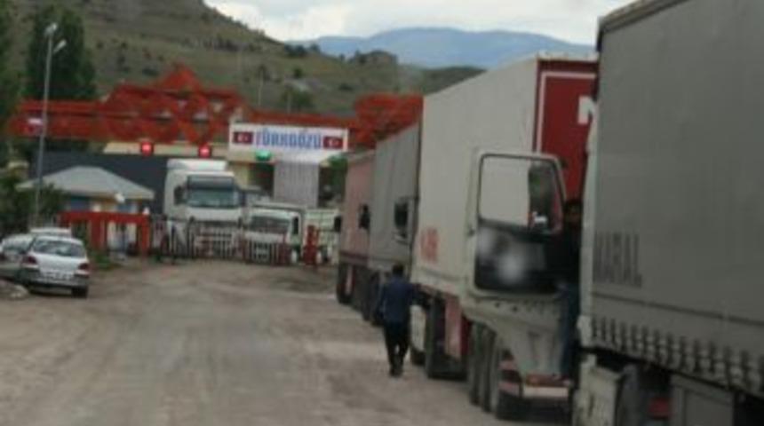 T&uuml;rkg&ouml;z&uuml; Sınır Kapısında G&uuml;mr&uuml;k Memurunun Keyfi Uygulamaları Bıktırdı