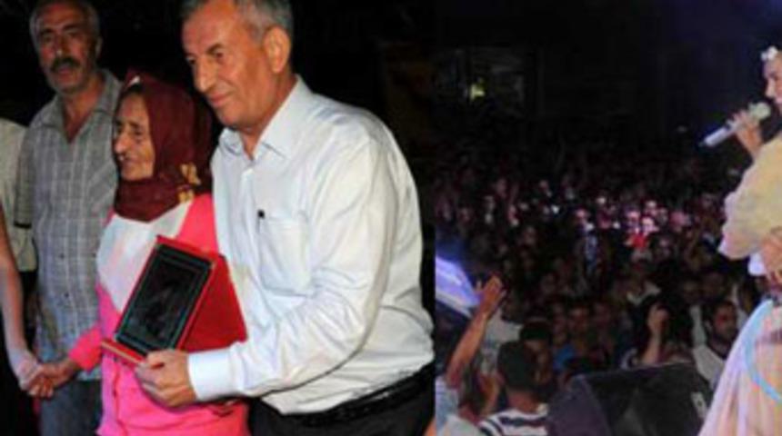 Şevval Sam konserinde PKK y&ouml;neticisinin annesine plaket