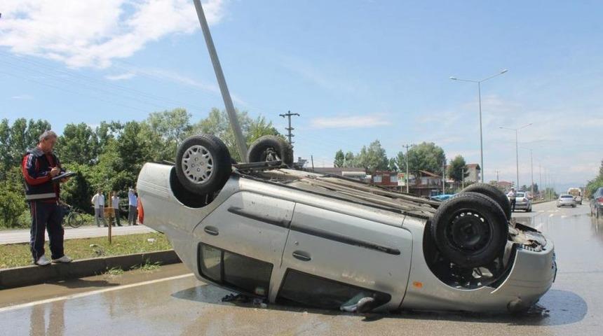 Otomobil Aydınlatma Direğine Çarptı: 5 Yaralı