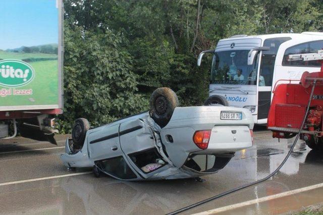 Otomobil Aydınlatma Direğine Çarptı: 5 Yaralı