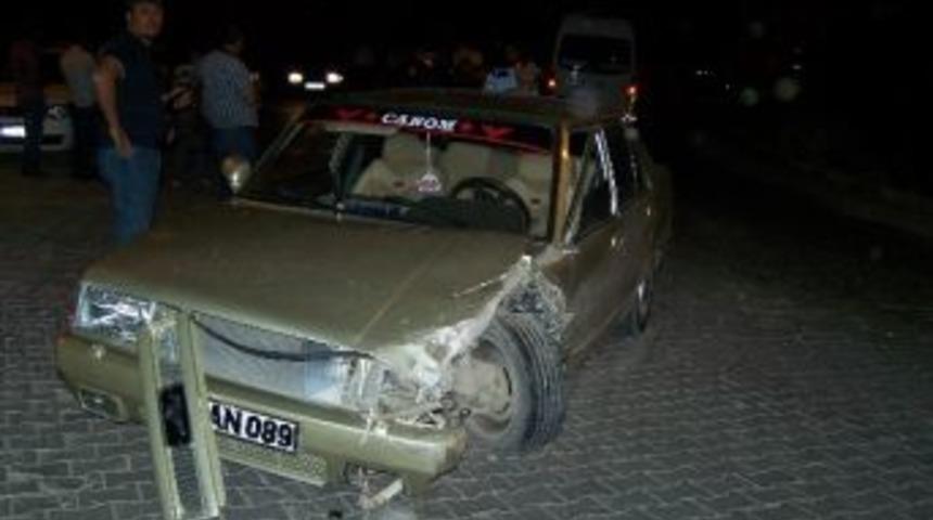 Besni&rsquo;de İki Otomobil Kafa Kafaya &Ccedil;arpıştı