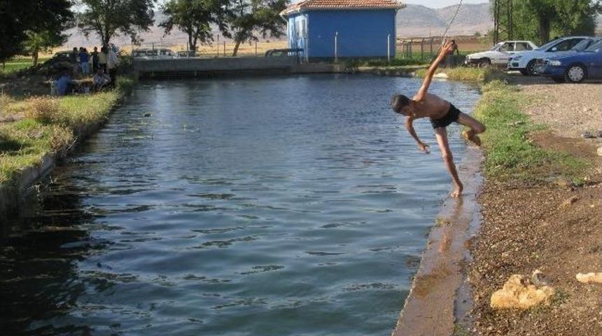 Arabanlılar Karapınar Su Gözünde Serinliyor