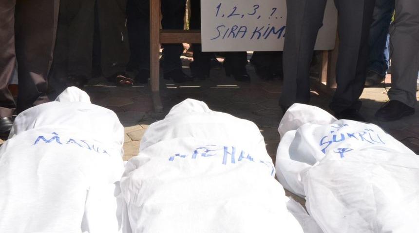 Sınırdaki Gerginliğe, Kefenli Protesto