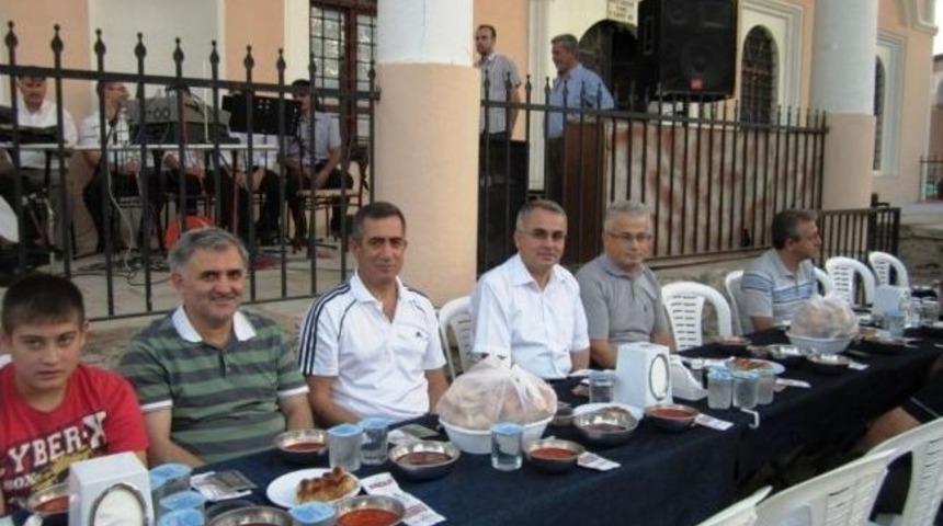 &Ouml;demiş&rsquo;te K&uuml;&ccedil;&uuml;k Cami Cemaati Ve Lozan Meydanı Esnafından Bin Kişiye İftar