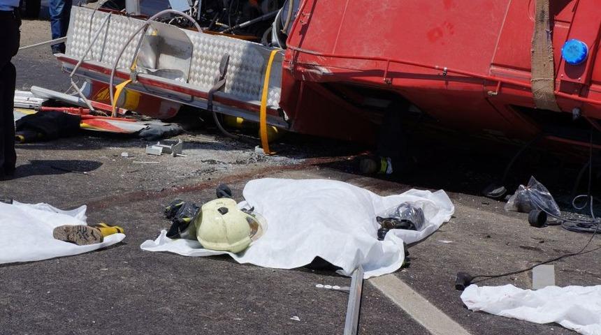 Yangın Ihbarına Giden Itfaiye Aracı Kaza Yaptı: 2 Itfaiyeci &Ouml;ld&uuml;