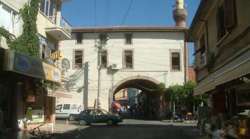 Altından Yol Ge&ccedil;en 270 Yıllık Ahşap Cami