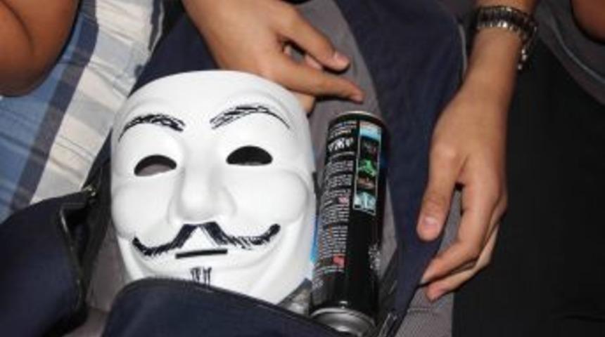 Başbakan'a Hakaret I&ccedil;eren Duvar Yazısı Yazan 3 Kişi Yakalandı