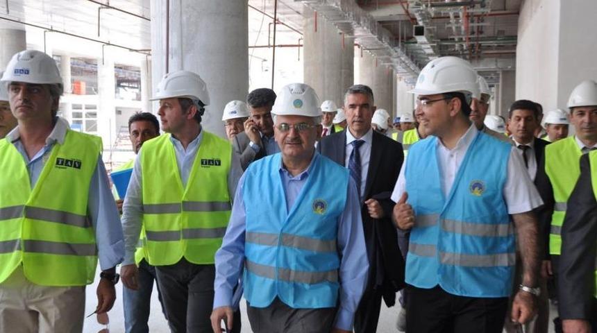 Bakan Yıldırım, İstanbul B&uuml;y&uuml;kşehir Belediyesi I&ccedil;in G&ouml;z Kırpmadığını S&ouml;yledi