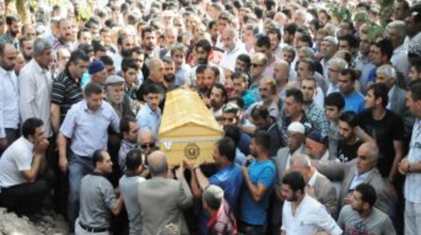 Arazi Kavgasında &Ouml;ld&uuml;r&uuml;len Aynı Aileden 8 Kişi Toprağa Verildi