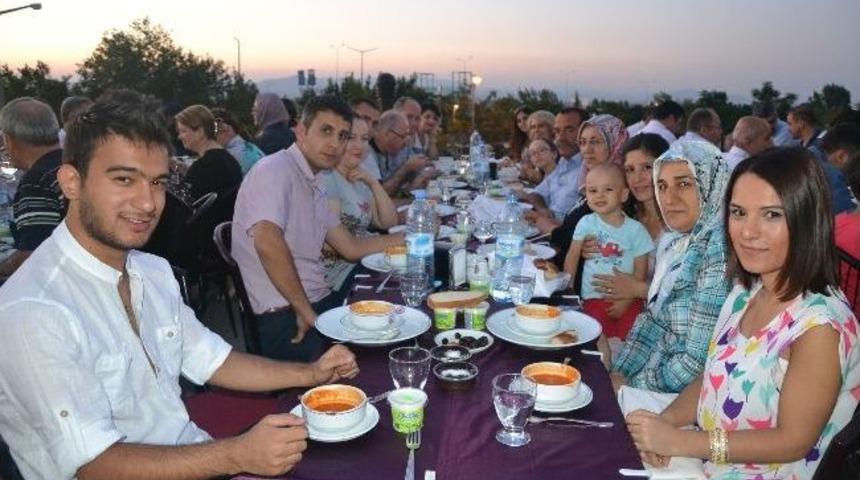Manisa Valiliği Personeli İftar Yemeğinde Buluştu