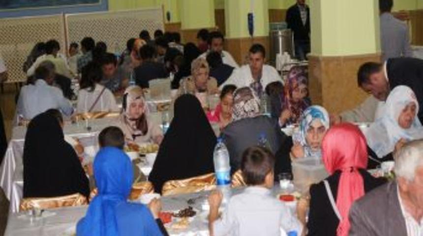 G&ouml;n&uuml;l K&ouml;pr&uuml;s&uuml;, Muhacirlere Iftar Verdi
