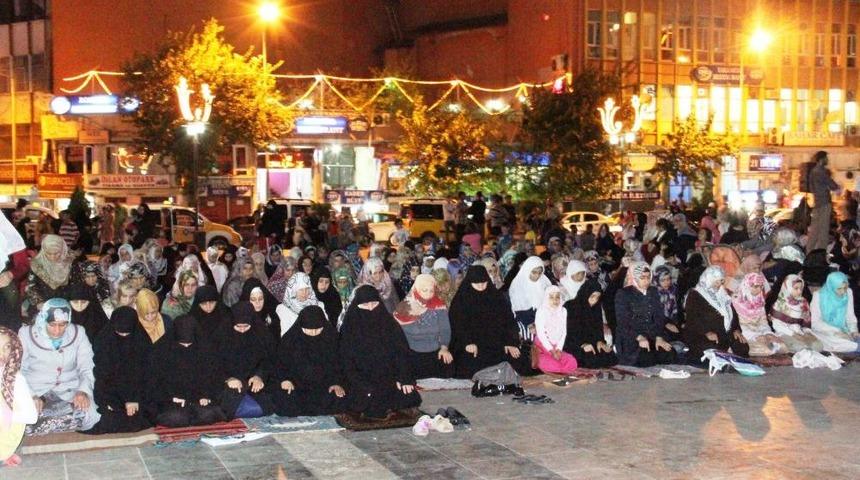 Diyarbakır'da 10 Binler Mısır'a Destek I&ccedil;in Dağkapı Meydanı'na Akın Etti