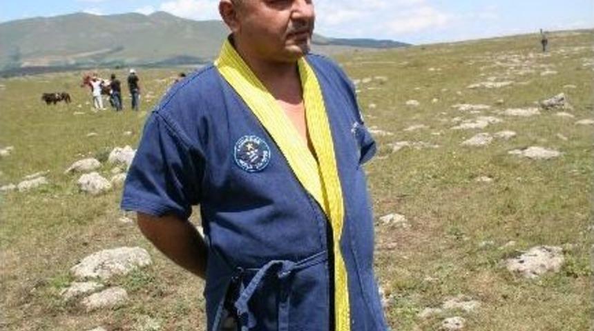 G&uuml;rcistanlı Mıknatıs Adam 150 Kiloyı Bedeninde Taşıyor