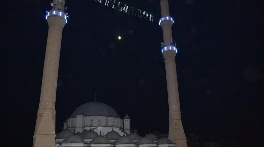 Kırıkkale'de Camilere Dijital Mahya Takıldı