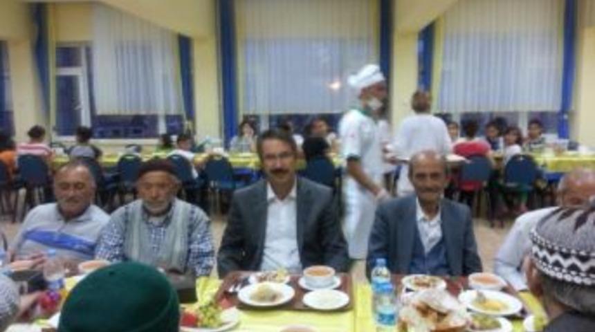 &Uuml;nal, Yaşlılar Ve &Ccedil;ocuklarla İftarda Bir Araya Geldi