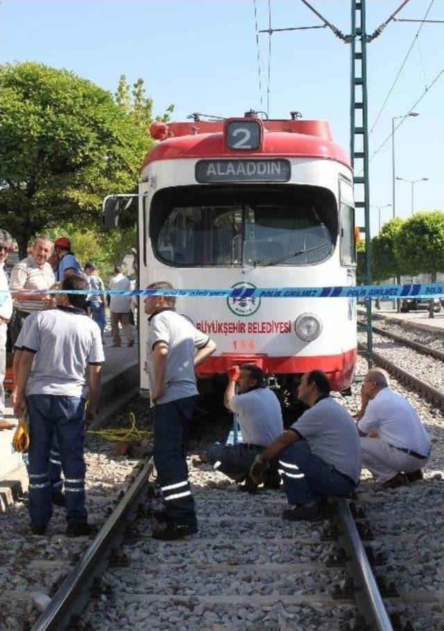 Tramvay altında kalarak hayatını kaybetti