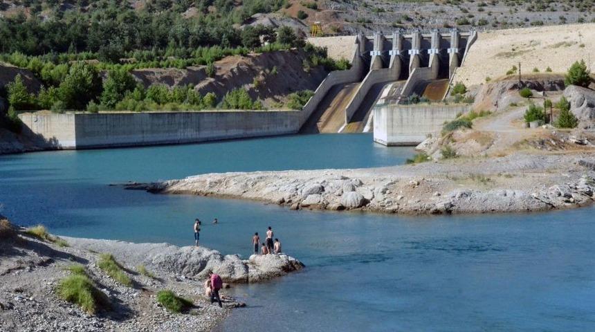 Sıcak Havadan Bunalan Vatandaşlar, Ceyhan Nehri'nde Serinliyor