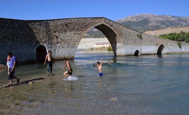 Sıcak Havadan Bunalan Vatandaşlar, Ceyhan Nehri'nde Serinliyor