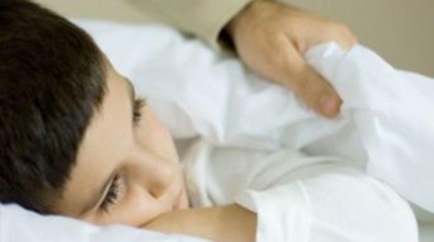 Yatağını Islatan &Ccedil;ocuğun Altını Bezlemeyin