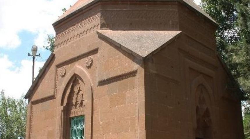 Sahabe-i Kiram T&uuml;rbesi&rsquo;ne Ziyaret&ccedil;i Akını