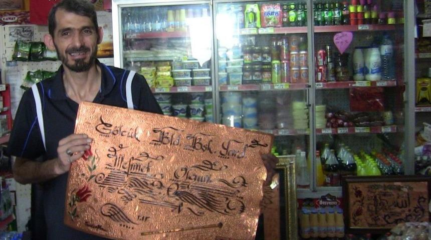 Market&ccedil;i Kaligrafi Ustası Bakır Levhaları Konuşturuyor
