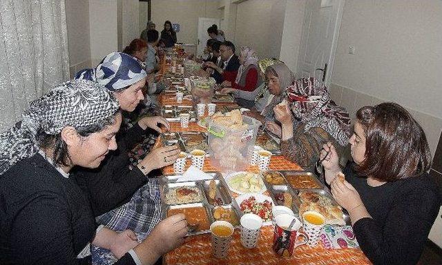 Bakım Merkezinde Anlamlı İftar